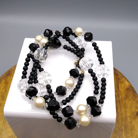Avon Fabulous Facets Beaded Necklace, Faceted Black and Clear Acrylic Beads - Picture 5 of 5